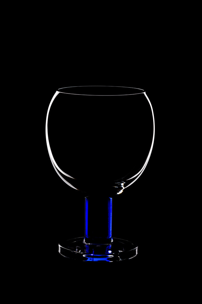buntes Glas auf schwarzem Hintergrund