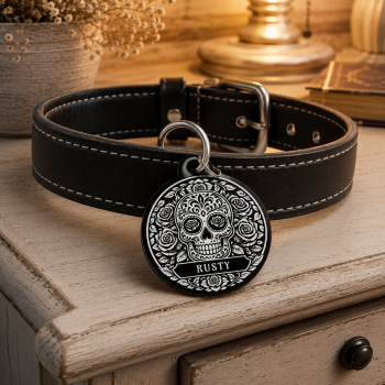 Schwarze Hundemarke mit Skull Gravur